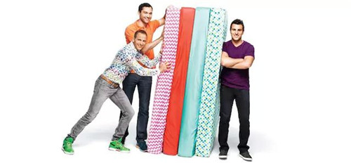 Airbnb 公司的三位創(chuàng)始人，以及他們最早的 Airbed