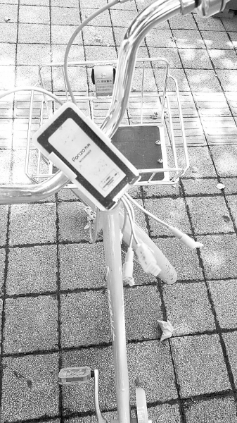 車把中間有手機充電支架，下方連接著3根充電線。