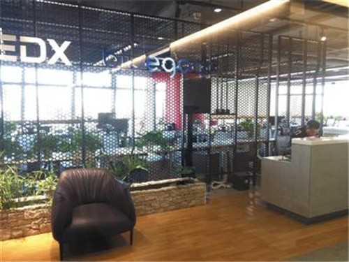 11月16日，小藍單車總部人去樓空，前臺只剩保安。