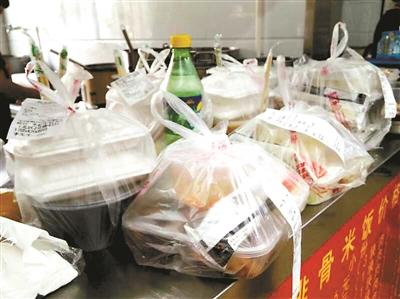 一餐館的“飯口”時(shí)段，等待“出發(fā)”的外賣擺滿案臺(tái)