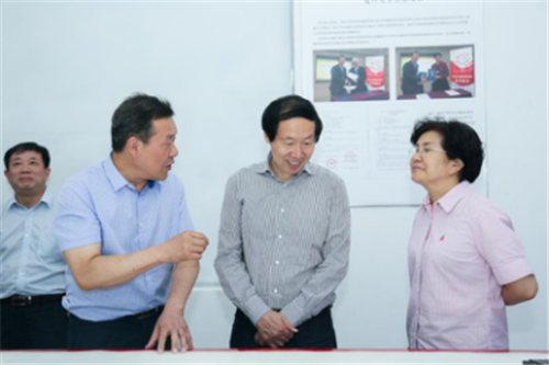 馬維理董事長向劉局長介紹“全國十佳文博技術(shù)產(chǎn)品”-字畫古籍高清拍攝修復儀