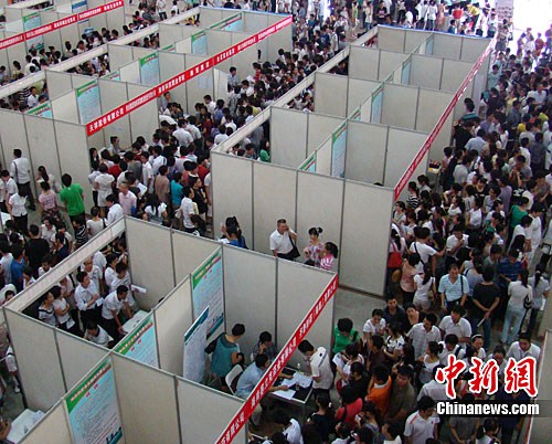 圖為招聘會現(xiàn)場人山人海的求職者。中新社發(fā) 付美斌 攝
