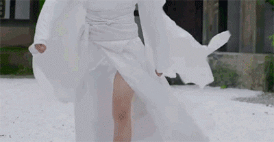 總不能全像九王一樣穿上高開叉的透視裙吧！