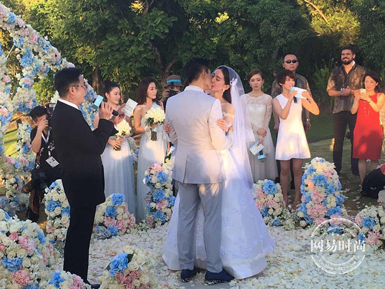 劉詩(shī)詩(shī)婚禮行頭值百萬(wàn) 不驕不躁剛剛好