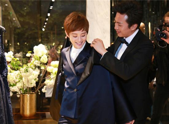 超哥，你還是老老實實伺候娘娘更衣吧。