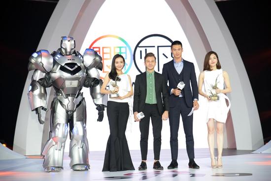 Klasse14腕表首席設(shè)計師 Mario Noblie以及超模蔚方卿為王鷗、江疏影頒發(fā)時尚突破藝人獎項