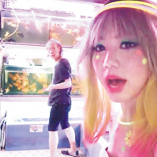 鄧紫棋穿熒光裝，嚇尿路人