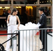 井柏然，馬思純徘徊在戛納紅毯門口