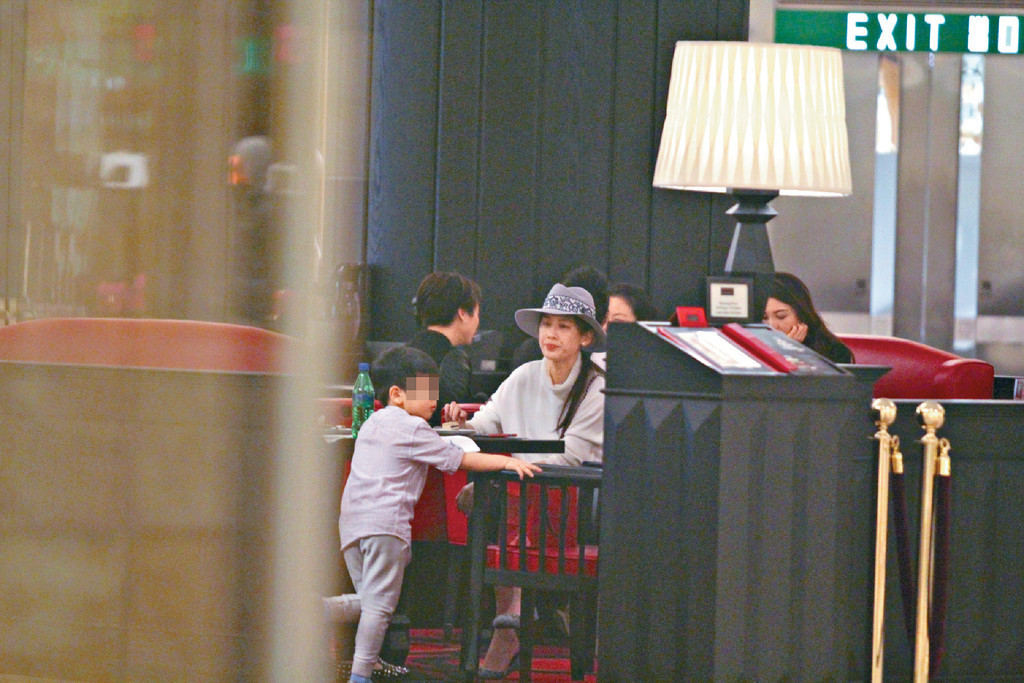 黃圣依帶兒現(xiàn)身香港被疑為愛子落戶做準備 黃圣依帶兒現(xiàn)身香港被疑為愛子落戶做準備