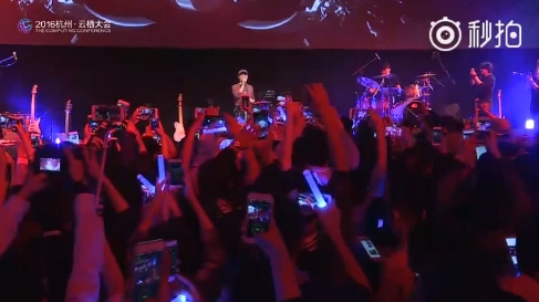 馬云登臺高歌《光輝歲月》臺風不俗 馬云登臺高歌《光輝歲月》臺風不俗