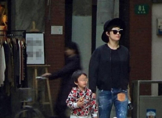 等等正面照曝光。