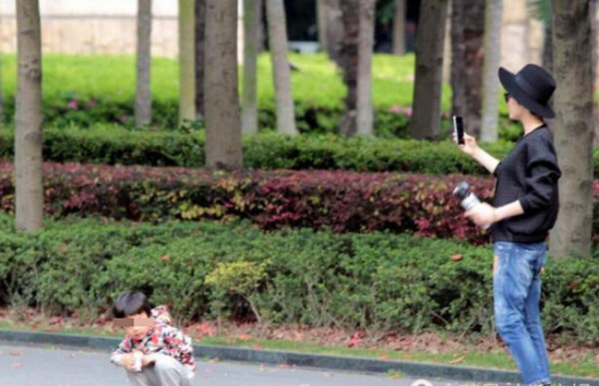 孫儷不時拿出手機替等等拍照。