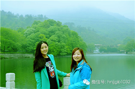 奧斯卡汽車影城的美女和這個風景融入的真好啊，有木有？！