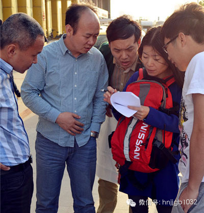 五點五十左右，聽眾們陸陸續(xù)續(xù)到達(dá)鄭州捷和汽車，首先要做的第一件事就是找我們的工作人員要車標(biāo)