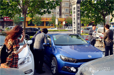 當(dāng)然，小編認(rèn)為最高境界是這位美女，這張照片應(yīng)該取名為論美女的自我修養(yǎng)。