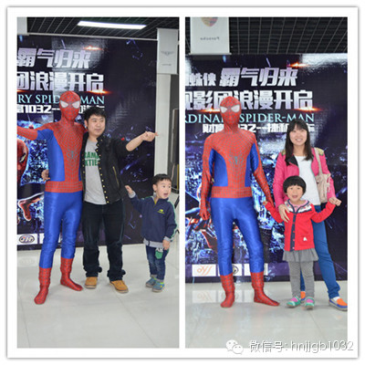 貼完車標(biāo)回到大廳，一位蜘蛛俠模樣的男子瞬間吸引大家的眼球