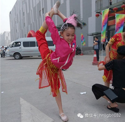 先練練功，為一會(huì)兒的演出做準(zhǔn)備