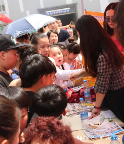 禮品領(lǐng)取處，這是要把工作人員圍攻的節(jié)奏啊。