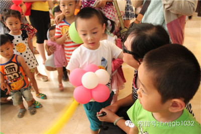拿到氣球玩具的小朋友，瞬間成了焦點，周圍的小朋友都想和你做朋友，你知道嗎？