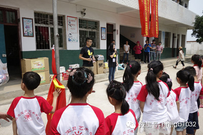 財(cái)富1032主播鄧語(yǔ)、張哲主持了捐助儀式