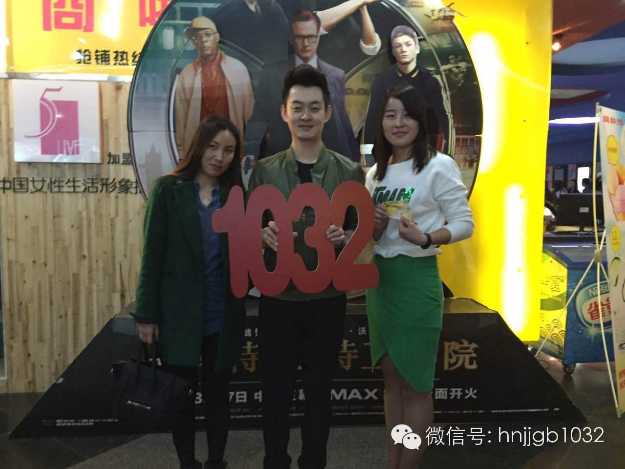 傳說中的Johnny終于現(xiàn)身啦！還是美女魅力大哦。帥哥美女好養(yǎng)眼，小編忍不住要多看幾眼呢。