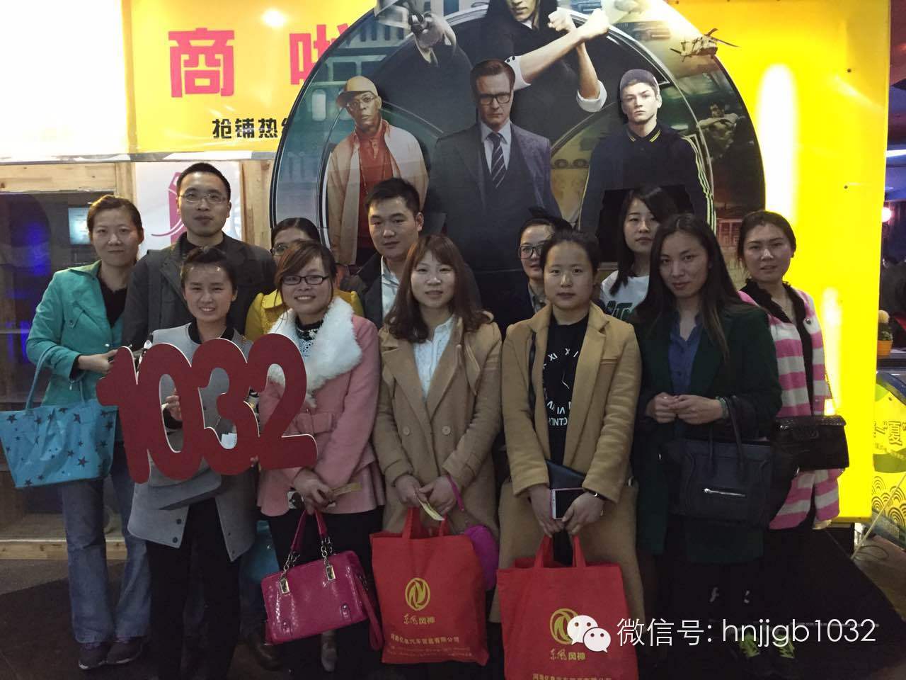 來個(gè)合影，1032的聽眾棒棒噠，個(gè)個(gè)都準(zhǔn)時(shí)到達(dá)了集合地點(diǎn)。Johnny表示很欣慰??！