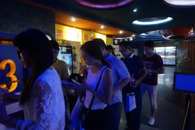 電影馬上開始，排隊入場嘍