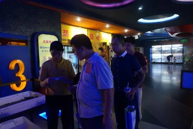 電影馬上開始，排隊入場嘍