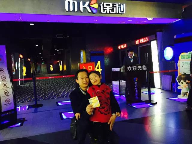 再來(lái)看兩個(gè)萌娃，表情都好有戲！