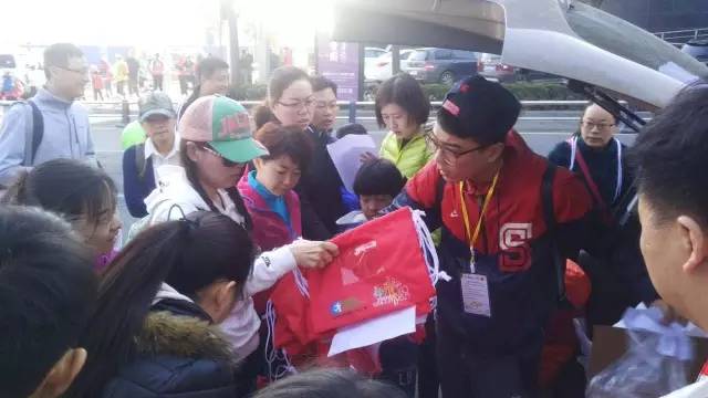 8:30準(zhǔn)時集合，現(xiàn)場工作人員給大家分發(fā)參賽證和參賽衣服。