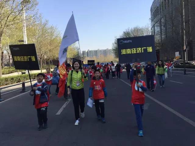 出發(fā)啦！小朋友和大朋友們昂首闊步向賽場邁進(jìn)！