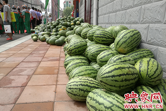 經(jīng)濟(jì)廣播工作人員和愛心企業(yè)給正在忙碌的環(huán)衛(wèi)工人、交警等送去一萬六千多斤西瓜和近百提礦泉水。