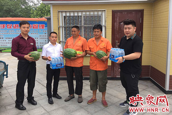 經(jīng)濟(jì)廣播工作人員和愛心企業(yè)給正在忙碌的環(huán)衛(wèi)工人、交警和協(xié)警等送去了一萬六千多斤西瓜和近百提礦泉水。