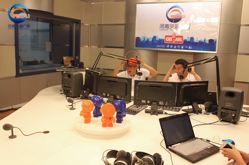 李憲和張弛怎么這么開心！又不是你們倆中獎了！