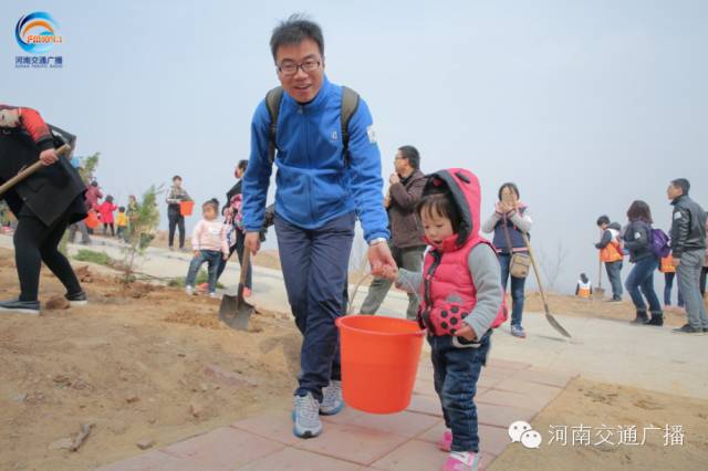 爸比爸比，你會種小樹嗎？我來教你吧~