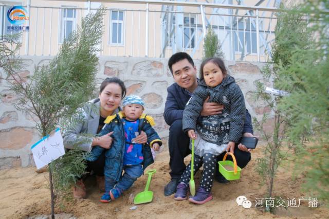一家四口，一起種下我們的小樹，和寶貝兒們一起茁壯成長！