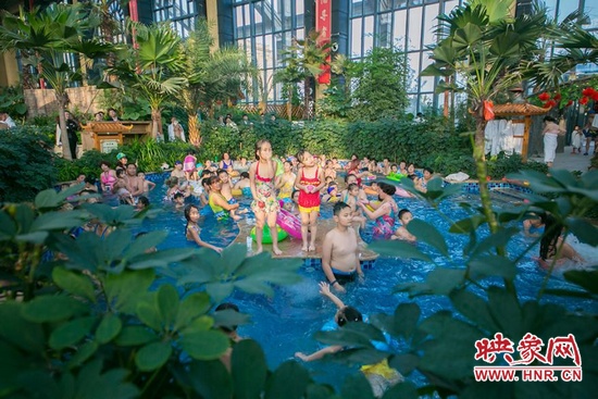 又開始過夏天的孩子們，在溫潤的泉水里放任天性。