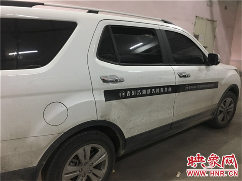 車(chē)身上按要求貼著廣告。