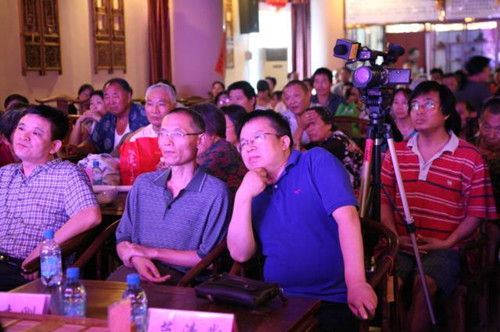 信息廣播總監(jiān)李金鋒（左1）、副總監(jiān)魏志剛（左2）、副總監(jiān)陳德年（左3）