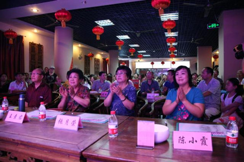 我省著名豫劇表演藝術(shù)家素君（左2）、常香玉弟子、國家一級演員張月榮（右2）