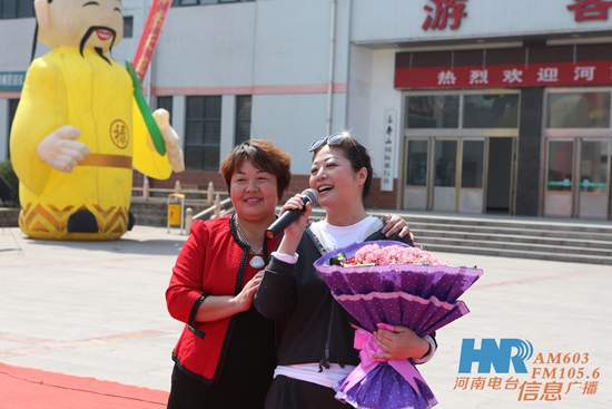 長壽山景區(qū)董事長、總經(jīng)理孫春花與主持人周迪