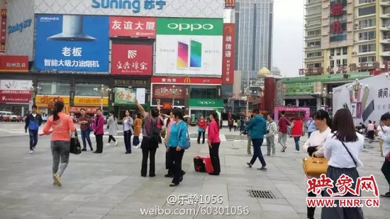 他們從四面八方匯集到二七塔下，由行走路人一下變成了一支舞蹈隊(duì)，跳起了節(jié)奏歡快、時(shí)尚動(dòng)感的舞蹈。