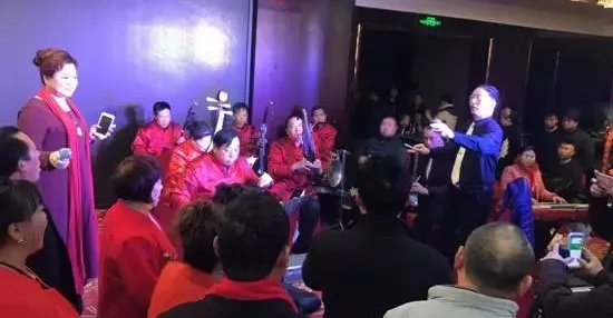 現(xiàn)場的樂隊(duì)老師也是咱的戲迷朋友，為了周迪的見面會今天累也開心