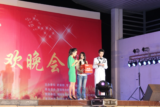 教育廣播女主播葉子現(xiàn)身晚會，全場沸騰