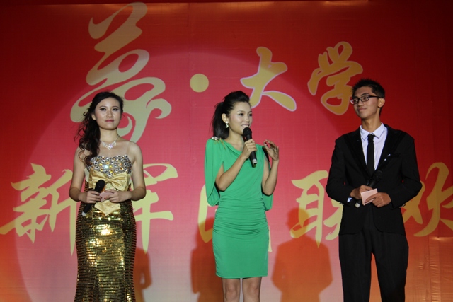 教育廣播女主播葉子現(xiàn)身晚會，與學(xué)生同臺主持