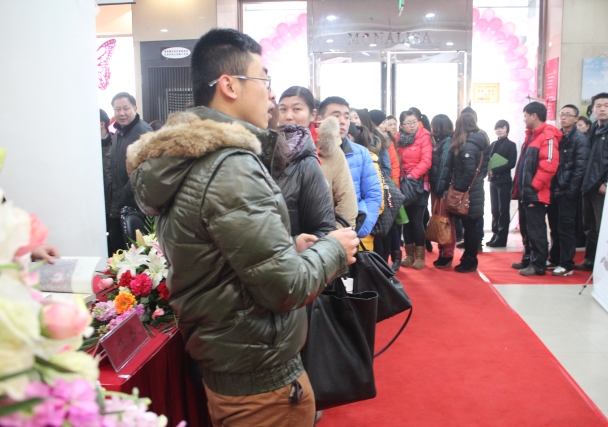 聽眾排起長(zhǎng)隊(duì)等待簽售 聽眾排起長(zhǎng)隊(duì)等待簽售