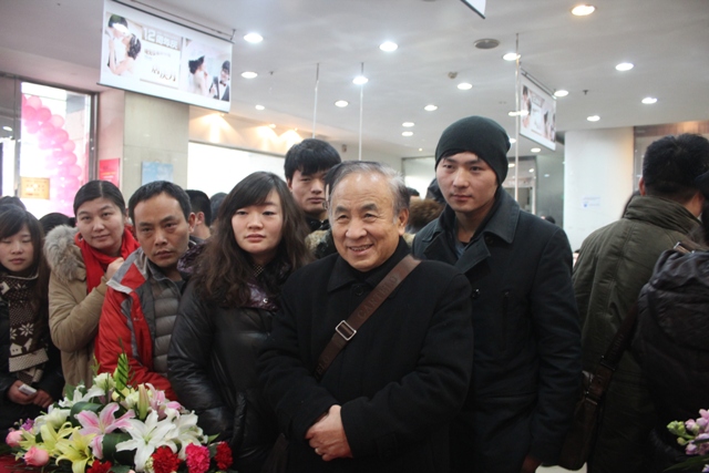 等待簽名售書的聽眾 等待簽名售書的聽眾