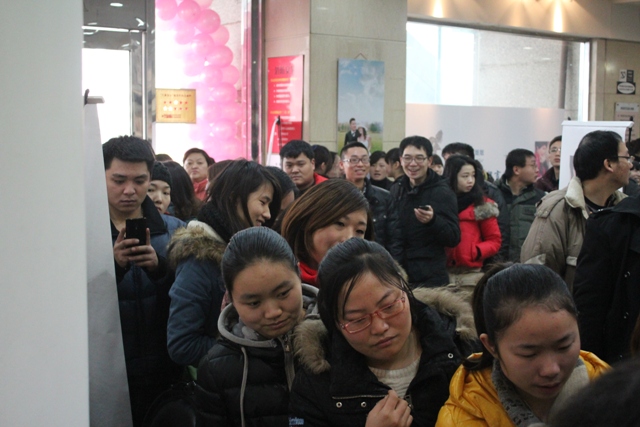 聽眾排隊(duì)等待 聽眾排隊(duì)等待