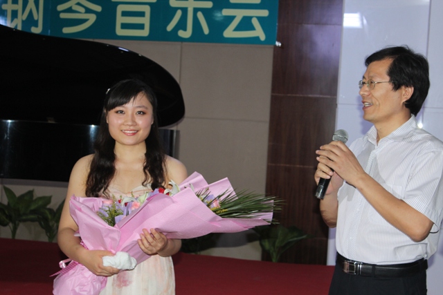 教育廣播總監(jiān)張建功為石文婷獻花