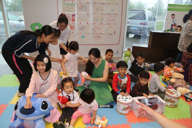 小朋友們現(xiàn)場講述自己的繪畫內(nèi)容 小朋友們現(xiàn)場講述自己的繪畫內(nèi)容